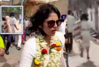 প্রচারে বেরিয়ে শাড়ির কুঁচি ধরে দৌড়ালেন সায়নী ঘোষ!