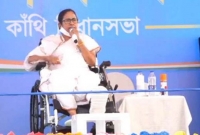 সুরে সুর মিলিয়ে স্লোগান দিচ্ছিলেন না নেতারা, মঞ্চেই চটে গেলেন মমতা ব্যানার্জী