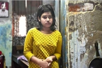 পর পর মারা গেল বাবা-মা দুইজনেই, কাঁদছে অসহায় কিশোরী