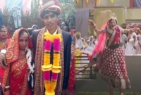 বিয়ের প্রথম রাতেই বরকে লোহার রড দিয়ে পিটিয়ে পালালেন স্ত্রী!