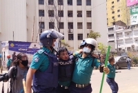 রাজধানীর শাপলা চত্বরে বাম দল ও পুলিশের সঙ্গে সংঘর্ষ চলছে  