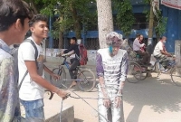 গাছে হাত-পা বেঁধে মাথায় ডিম ভেঙে জন্মদিন পালন গাছে হাত-পা বেঁধে মাথায় ডিম ভেঙে জন্মদিন পালন