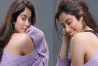 ঘনিষ্ঠ অবস্থায় যে পুরুষের সঙ্গে জাহ্নবী!