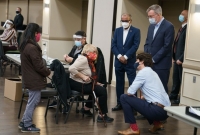 একের পর এক হাসপাতাল আর ক্লিনিকগুলিতে ছুটে যাচ্ছেন জাস্টিন ট্রুডো, ফ্লোরে বসেই খবর নিচ্ছেন!