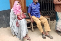 স্বামী বিদেশ থাকায় পরকীয়ার পর শারীরিক সম্পর্ক! 