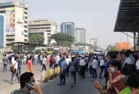 বাসে উঠতে না পেরে রাস্তা আটকে বিক্ষোভ যাত্রীদের
