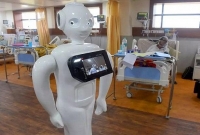 হাসপাতালে করোনা রোগীদের সেবা দিচ্ছে রোবট!