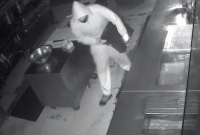 চোরকে চাকরি দিতে চান এক রেস্তোরাঁর মালিক! চোরকে চাকরি দিতে চান এক রেস্তোরাঁর মালিক!