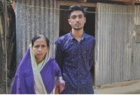 বাবা বেঁচে নেই, মা অসহায়, সুযোগ পেয়েও মেডিকেলে ভর্তি অনিশ্চিত দরিদ্র অয়নের!