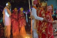 কার্ড ছাপিয়ে ধুমধাম করে এক সাথে দুই প্রেমিকাকে বিয়ে যুবকের! কার্ড ছাপিয়ে ধুমধাম করে এক সাথে দুই প্রেমিকাকে বিয়ে যুবকের!