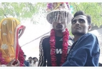 প্রেমিকের সঙ্গে নিজে দাঁড়িয়ে থেকে স্ত্রীর বিয়ে দিলেন স্বামী! প্রেমিকের সঙ্গে নিজে দাঁড়িয়ে থেকে স্ত্রীর বিয়ে দিলেন স্বামী!