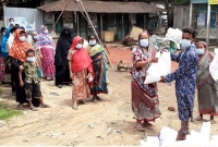 রিকশা চালিয়ে জমানো টাকা দিয়ে হতদরিদ্রদের মধ্যে খাদ্যসামগ্রী বিতরণ করলেন তারা মিয়া