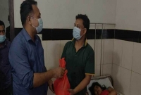 প্রসূতির মায়ের জন্য নিজের হাতে রান্না করা খাবার নিয়ে আসেন ইউএনও