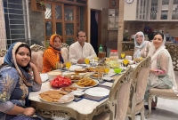  পরিবারের সঙ্গে বিদ্যা সিনহা মিমের ইফতার, ফেসবুকে প্রশংসিত