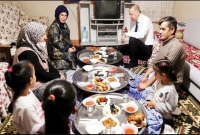 সাধারণ নাগরিকের বাড়িতে মাটিতে বসে ইফতার করলেন তুরস্কের প্রেসিডেন্ট এরদোগান