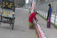 ‘রাস্তায় সাজানো ইফতার’ তুলে নিচ্ছেন খেটে খাওয়া মানুষ