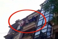  বহুতল ভবনের ব্যালকনি থেকে পাঁচ তরুণীর আত্মহত্যার হুমকি, অতঃপর ...