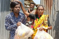 শত শত অসহায় মানুষের মধ্যে ইফতার বিতরণ করছেন হিরো আলম