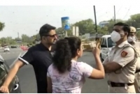  পুলিশকে ‘ভিখারি’ বলে পরস্পরকে চুম্বন করতে চাইলেন মাস্ক না পরা এই দম্পতি!