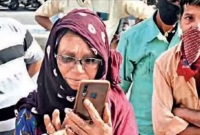 করোনায় মারা গেছেন ছেলে, হাসপাতালের বাইরে দাঁড়িয়ে ফোন দিচ্ছেন মা!