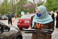 যাত্রীদের মধ্যে ইফতার বিরতণ করছেন বাল্টিমোর মুসলিমরা