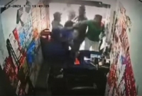 দোকান থেকে টেনেহিঁচড়ে রাস্তায় নিয়ে নারীকে মারধর, ভিডিও ভাইরাল