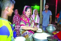 ছয় বছর ধরে নিজে হাতে রান্না করে হাসপাতালের সামনে রোগী ও তাদের স্বজনদের বিনামূল্যে সাহরি খাওয়ান নূর নাহার