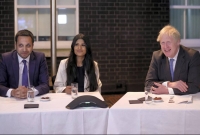 রোজাদারদের সঙ্গে খেজুর খেয়ে ইফতার করলেন ব্রিটিশ প্রধানমন্ত্রী