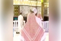  পবিত্র কাবা শরিফে নামাজরত এক মুসল্লির মাথায় ঘুঘু, ভিডিও ভাইরাল