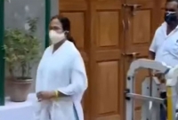 সুসংবাদটি পেয়ে হুইলচেয়ার ছেড়ে পায়ে হেঁটেই দলীয় কার্যালয়ে ঢোকেন মমতা