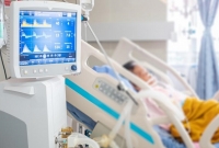 বাবা করোনায় আক্রান্ত জেনে নিজের আইসিইউ বেড ছেড়ে দিলেন ছেলে