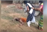 আটকাচ্ছেন মা, করোনা আক্রান্ত বাবাকে পানি দিতে না পেরে অঝোরে কাঁদছেন মেয়ে