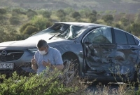 গাড়ী দুর্ঘটনায় অলৌকিকভাবে বেঁচে দুর্ঘটনাস্থলে জায়নামাজ বিছিয়ে আল্লাহর কাছে শুকরিয়া নামাজ আদায়