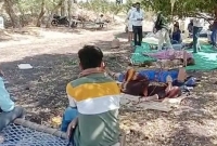 হাতুড়ে চিকিৎসকরা খোলা মাঠে গাছের নিচে সারি সারি করোনা রোগীর চিকিৎসা দিচ্ছেন!