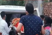 বৃদ্ধা মা করোনা আক্রান্ত শুনেই পরিবার নিয়ে পালাল ছেলে