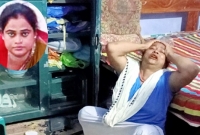 বিষয়টি বুঝতে পেরে কান্নায় ভেঙ্গে পড়লেন 'গুরু মা'খ্যাত রত্না হিজড়া!