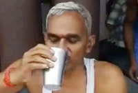 করোনা ঠেকাতে গোমূত্র পান করুন: বিজেপি নেতা