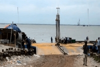 মুহূর্তেই যাত্রীশূন্য পাটুরিয়া ফেরিঘাট