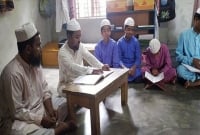 দৃষ্টিহীন শিক্ষার্থীদের কোরআন শেখাচ্ছেন দৃষ্টিহীন শিক্ষক