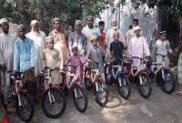 টানা ৪০ দিন মসজিদে জামায়াতের সহিত পাঁচ ওয়াক্ত নামাজ পড়ে সাইকেল পুরস্কার পেল ৯ শিশু