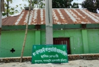 ভারতীয় বিএসএফ এর বাধায় ২০০ বছরের পুরনো মসজিদের সংস্কার কাজ বন্ধ 