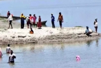 নদীতে ঝাঁপ দিলেন করোনা টিকা নিতে অনিচ্ছুক ২০০ গ্রামবাসী