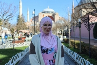 তুরস্কের বিখ্যাত ব্লু মসজিদের সৌন্দর্যে মুগ্ধ হয়ে ইসলাম গ্রহণ করলেন ব্রিটিশ তরুণী