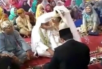 বরের মুখে ‘কবুল’ শুনে বিয়ের আসরেই কনের উল্লাস (ভিডিও)