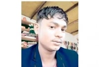 ঝাড়ু দিয়ে বিদ্যালয় পরিষ্কার করতে বলায় প্রধান শিক্ষিকাকে দফতরির কিল-ঘুষি