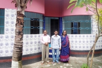 টিউশনির টাকা জমিয়ে বাবা-মাকে দৃষ্টিনন্দন বাড়ি উপহার!