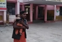 হাসপাতালের সামনে মৃত সন্তানকে কোলে নিয়ে অঝোরে কেঁদেই চলেছেন অসহায় বাবা!