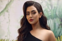 নুসরাত ফারিয়ার জামা-কাপড় পাচ্ছে বস্তির মেয়েরা