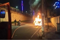 মহাখালীতে হঠাৎ গাড়িতে আগুন
