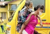 করোনা আক্রান্ত শ্বশুরকে বাঁচাতে পিঠে চাপিয়েই হাসপাতালে পুত্রবধূ!